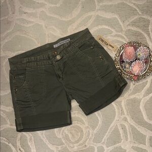 NWT🌷DKNY JEANS🌷Olive green cotton Spandex stretch denim cuffed shorts